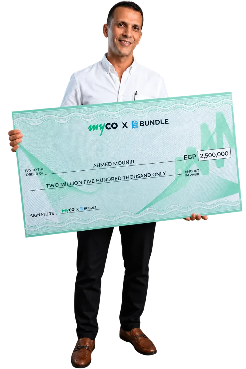 Ahmad Mounir cầm tấm séc giải thưởng Bundle
